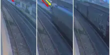 Ubriaco sui binari, poliziotto lo salva un attimo prima del passaggio del treno: video choc