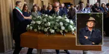 L’addio a Benni a Bologna, camera ardente gremita. Pennac: “Lupo, coraggio, che arriviamo tutti tra poco”