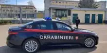 Incendia due auto per un debito: arrestato