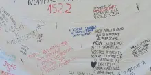 Scritte contro la studentessa, striscione di solidarietà davanti alla scuola