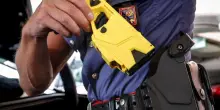 Non paga il conto dell’hotel. Minaccia tutti con una lama. Bloccato col taser e arrestato