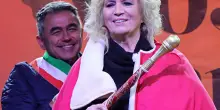 Applausi per Iva Zanicchi. È lei la Regina del Tartufo alla Mostra di Apecchio