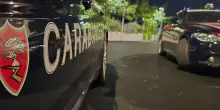 Sfregia barista col coltello. Poi lancia un bidone contro vetrina e auto