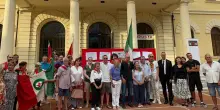 Cattolica, un centinaio in piazza dopo i vandalismi contro l’Anpi:: "La resistenza è nel nostro Dna"