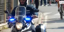 Sorpreso col telefonino alla guida. Minaccia i vigili con spray e casco per sottrarsi al controllo: denunciato