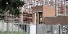 Il cantiere per il nuovo Palasport. Un altro rialzo nei prezzi: è il nono. In sei anni oltre 9 milioni in più