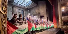 Gaza, la solidarietà sul palco. Bandiere della Palestina in scena dopo la Bohéme