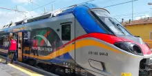 Pugni, morsi e sputi contro i poliziotti sul treno: arrestato consulente aziendale