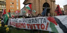 Manifestazioni pro Pal oggi a Bologna, il corteo di Potere al Popolo: “Piazza di fascisti, silenzio assordante del sindaco”. La diretta