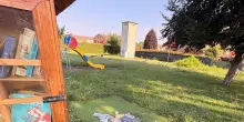 Vandali al parco, strappati e bruciati i libri condivisi. Residenti furiosi