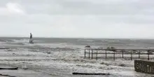 Tempesta sul litorale ravennate, raffiche di bora e mareggiate: acqua fino agli stabilimenti