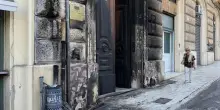 Portone a fuoco. Trovati i resti di una molotov