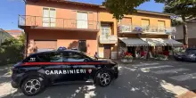Il bandito con la mascherina. Con il cutter rapina tabaccheria