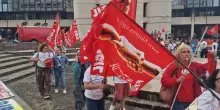 Yoox, la protesta dei lavoratori davanti alla sede della Regione: “Così ci rubano il futuro”