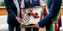 Il ’Lorenzo Bandini’ a Helmut Marko, manager della Red Bull