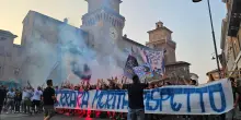 Spal, migliaia di tifosi protestano in centro e sotto il municipio: striscioni, cori e fumogeni