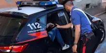Ruba auto con 2 moto nel carrello di carico davanti ai proprietari e fugge