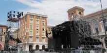 Critiche al grande palco in piazza. Il Pd: "Centro inaccessibile per 10 giorni"