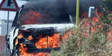 Utilitaria incendiata nel parcheggio. Non si esclude la pista del dolo