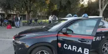 Vanno a liberare una ragazza. E scovano la casa a luci rosse