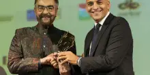 Le stelle del Ferrara Film Festival. Mazda premia l’attore Kabir Bedi: "Il cinema migliora la vita di tutti"