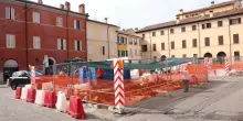 Lavori in piazza Aguselli. Cantine sott’acqua