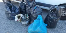 Jesi, cumuli di rifiuti al rientro dalle vacanze, i volontari si rimboccano le maniche