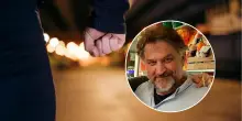 Fa pipì sulla porta del locale, poi pesta il proprietario che l’aveva rimproverato