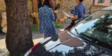 Spaccata al negozio Topazio di Ravenna, ladro incastrato dalle telecamere: ripreso mentre conta i soldi