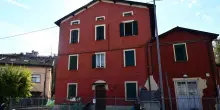 Anziana ustionata in casa. Indagata la sua badante: "L’ha lasciata da sola"