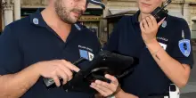 Scippatore in azione in via Marconi. Strappa un braccialetto d’oro . Giovane arrestato dalla polizia locale