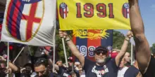 Tutti nella piazza rossoblù: "La felicità ora abita qui. E il 2026 non ci deluderà"