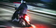Corse clandestine in scooter: si scontrano con un’auto, gravissimi 2 ragazzini