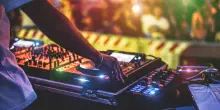 Cacciato dalla disco si finge finanziere per farsi riammettere: studente denunciato