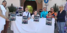 Un lenzuolo esposto in municipio in solidarietà al popolo di Gaza