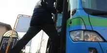 Palpeggiò una 15enne sul bus insieme agli amici: 19enne condannato per violenza sessuale di gruppo