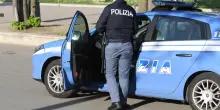 Cocaina e coltello in auto: arrestati. Pusher si getta nel canale di scolo. Inseguito e fermato col ’socio’