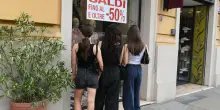 Saldi, partenza fiacca. Il caldo frena gli acquisti: "Ora puntiamo sul mix tra negozi e online"