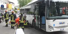 Ciclista incastrato sotto all’autobus: terrore a Rimini / Video