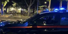 Insulta e si scaglia contro i militari