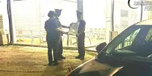 Torre di sedie davanti al bar, giovani nei guai