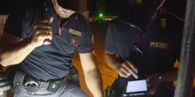 Ragazzini rapinano il chiringuito. Prima fanno razzia di alcolici poi aggrediscono il vigilantes