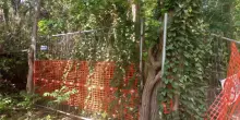 Il paradiso perduto. Vecchie transenne e rifiuti. Il Castellano abbandonato