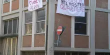Striscioni alle finestre. La Damiano ’boccia’ l’ipotesi di chiusura. Oggi nuovo incontro