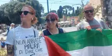 Via la bandiera palestinese. Proteste nel condominio: "Solo un gesto umano"