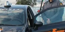 Paura in strada. Guardia assalita senza motivo