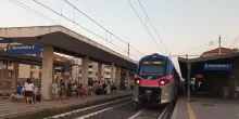 Treno fermo per falso allarme, caos tra i turisti