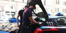 Rissa nel minimarket. Ventenne accoltellato. Caccia agli aggressori