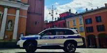 Fugge all’alt: inseguimento da film. Preso pregiudicato, agente ferita