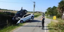 Pauroso scontro tra auto alle porte di Massa Lombarda: due donne ferite